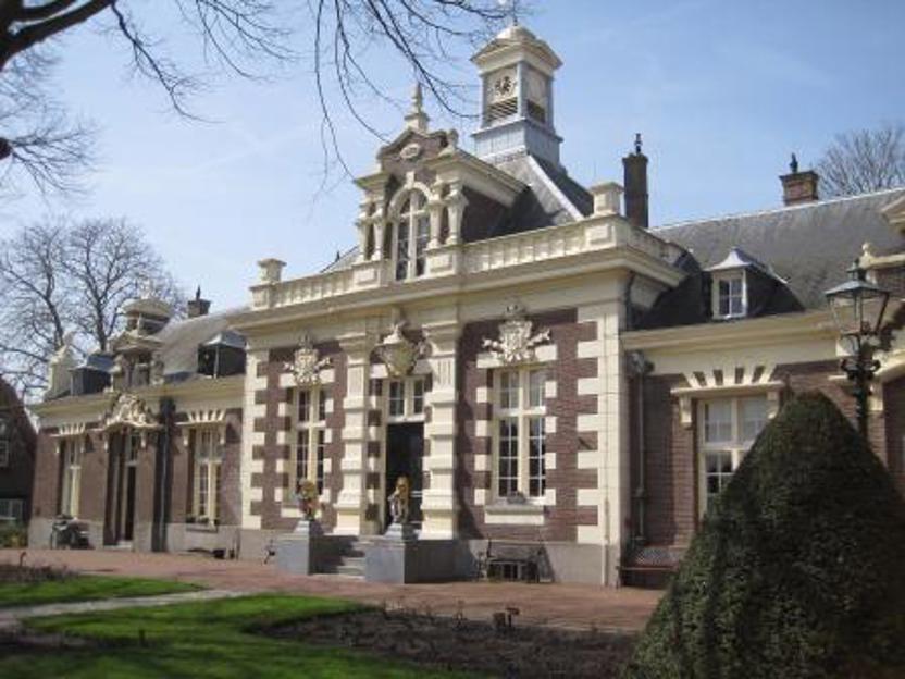 Het regentenhuis met de twee leeuwen (Foto Henk Looijesteijn)