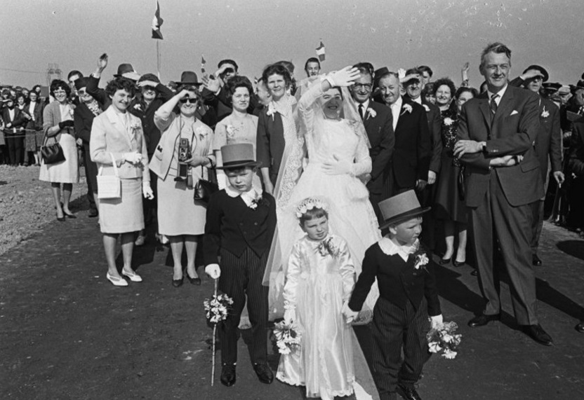 Na de opening van de Grevelingendam op 1 april 1965 traden T. Hogerwerf uit Herkingen (Goeree-Overflakkee) en A.C. Klaasse uit Dreischor (Schouwen-Duiveland) in het huwelijk in Herkingen. (Foto van Eric Koch, Collectie Nationaal Archief)