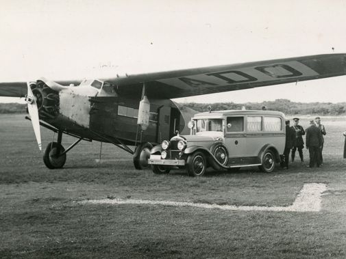 In mei 1935 verzocht de Briellenaar G. Peters of zijn zieke vrouw met een toestel van de KLM van Soesterberg naar Oostvoorne mocht worden vervoerd, omdat een urenlange autorit voor de patiënt te zwaar was. De vlucht duurde een half uur, waarna de vrouw met de ambulance van garage Toekomst naar Brielle werd overgebracht. (Foto: Streekarchief Voorne-Putten)