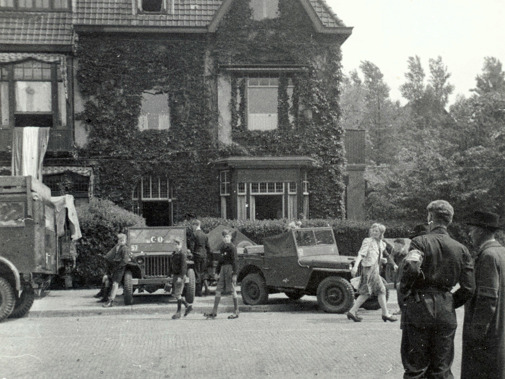 De Binnenlandse Strijdkrachten (BS) namen bezit van het pand Rotterdamseweg 103, de voormalige huisvesting van de Duitse commandant. "Vesting Rotterdamscheweg" werd ontmanteld. Op 8 mei 1945 in de wijk Wippolder. Fotograaf: M.W. Batenburg