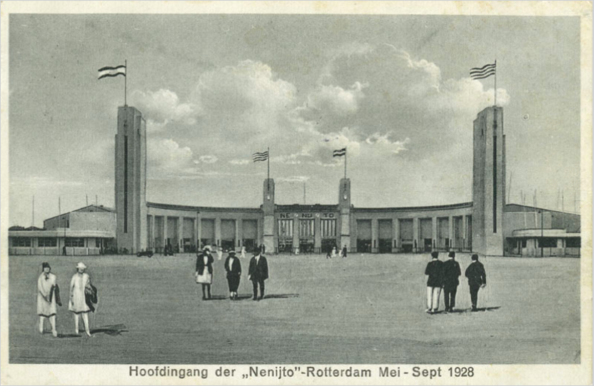 Net als bij de Amsterdamse Wereldtentoonstelling in 1883 werden hier mensen tentoongesteld. In een nagebouwd dorp konden bezoekers zich vergapen aan Senegalezen. Aan het einde van de 19e en het begin van de 20e eeuw was het idee van een hiërarchie tussen rassen nog niet omstreden, maar gebruikelijk. Het tentoonstellen van mensen die er fundamenteel anders uitzien dan witte Europeanen was dan ook bedoeld om de superioriteit van witte mensen te benadrukken.