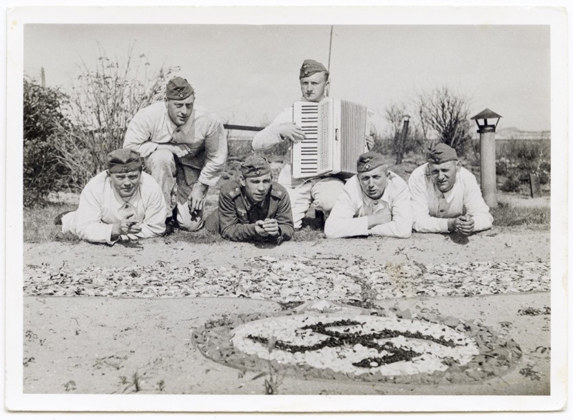 De hoek van de foto is niet geweldig, maar de mannen poseren hier op het voormalige Eiland de Beer voor hun met schelpen en zeewier gemaakte adelaar. Op de achtergrond zijn schoorsteentjes en wat nieuwe beplanting zichtbaar.