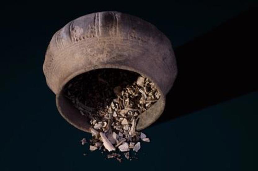  Deze urn van het grafveld Solleveld bij Kijkduin is een voorbeeld. Hij wordt vanwege de plastische versiering als `Angelsaksisch’ beschreven, maar heeft toch minder uitgesproken `Angelsaksische’ vormen dan de urnen die bijvoorbeeld in Friesland worden gevonden en die veel barokker van uitvoering zijn. De urn dateert uit de zesde eeuw. (Foto: Gemeente Den Haag, afdeling Archeologie /Olav Odé) 