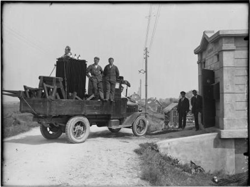 De transformator voor het trafohuisje aan de Lekdijk in Ameide arriveert. (Collectie: Historische Vereniging Tienhoven en Ameide)