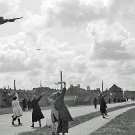 Voedseldropping bij Delft, april 1945