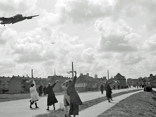 Voedseldropping bij Delft, april 1945