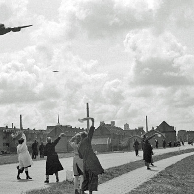 Voedseldropping bij Delft, april 1945