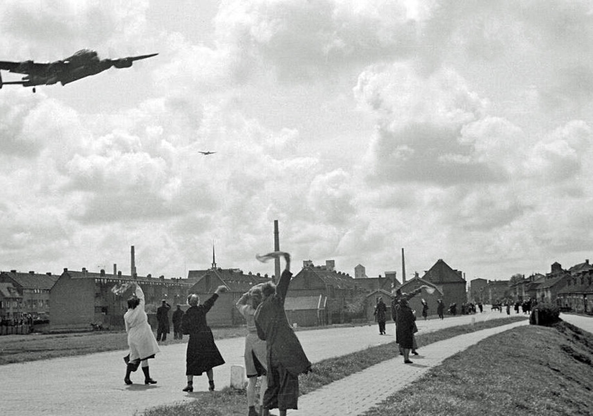 Voedseldropping bij Delft, april 1945