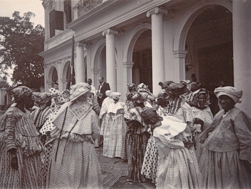 De koto zoals we die nu kennen, is ontstaan na de afschaffing van de slavernij. Kotomisi’s in Paramaribo, Suriname in 1905. (foto Collectie Wereldmuseum)