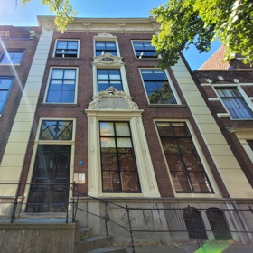 Gevel van Oude Delf 49, waar Fundatie van Renswoude gehuisvestigd was