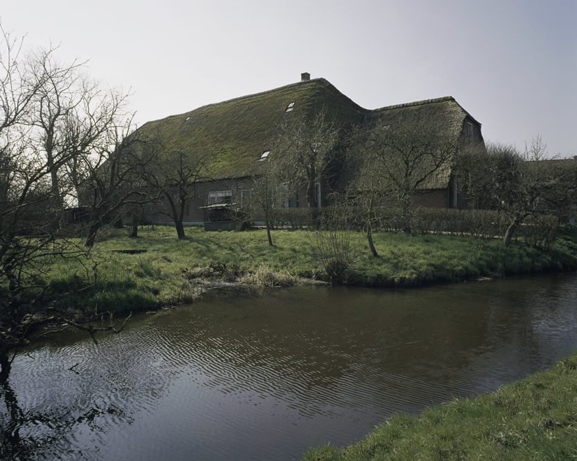 Boerderij van het hallehuistype met kameeldak, in Groot-Ammers, Alblasserwaard (Foto: Kris Roderburg, 2007 / Rijksdienst voor het Cultureel Erfgoed / CC 3.0)