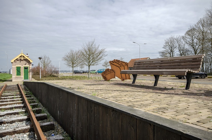 Havenhoofd in Middelharnis met het kaartenhuisje en het 