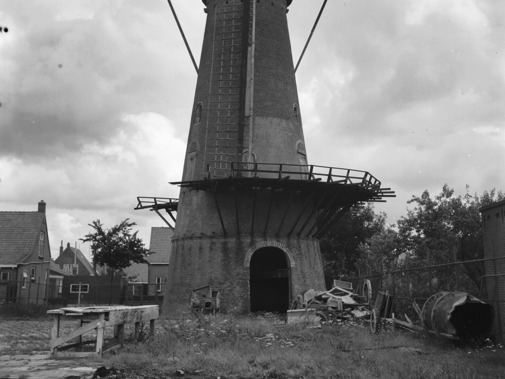 Molen De Dankbaarheid in Middelharnis, gefotografeerd ten tijde van de sloop in 1965 (Foto W.A. Korpershoek / Collectie Rijksdienst voor het Cultureel Erfgoed CC BY SA 3.0)