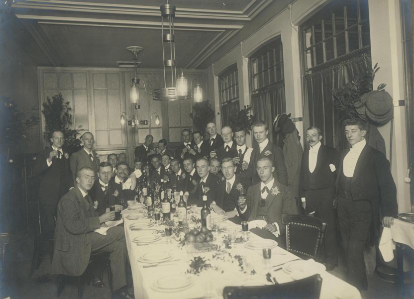 Een rijk gedekte tafel bij het Delftsch Studenten Corps in sociëteit Phoenix, 1917.