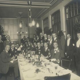 Een rijk gedekte tafel bij het Delftsch Studenten Corps in sociëteit Phoenix, 1917.