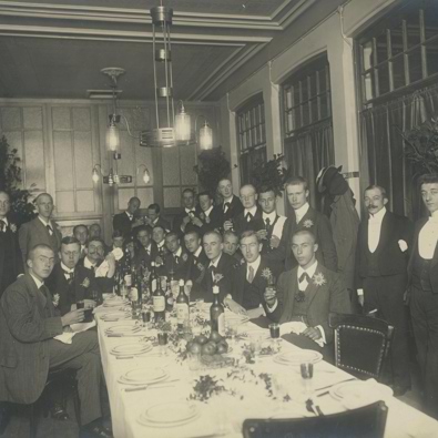 Een rijk gedekte tafel bij het Delftsch Studenten Corps in sociëteit Phoenix, 1917.