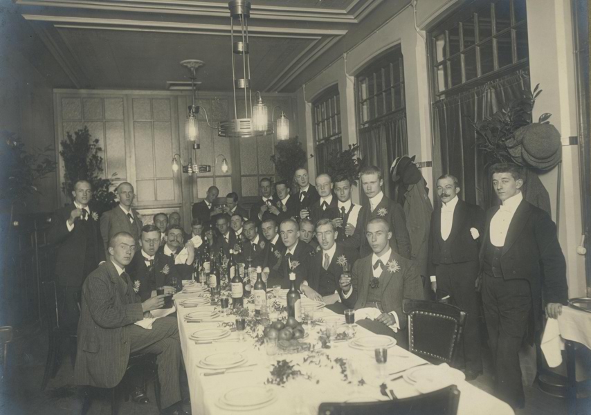 Een rijk gedekte tafel bij het Delftsch Studenten Corps in sociëteit Phoenix, 1917.