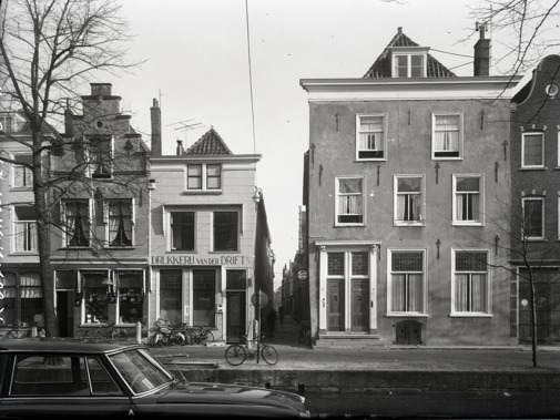 Drukkerij/uitgeverij Van der Drift in vroegere jaren, aan de Koornmarkt in Delft (foto: W.L. van der Poel, ca. 1960)
