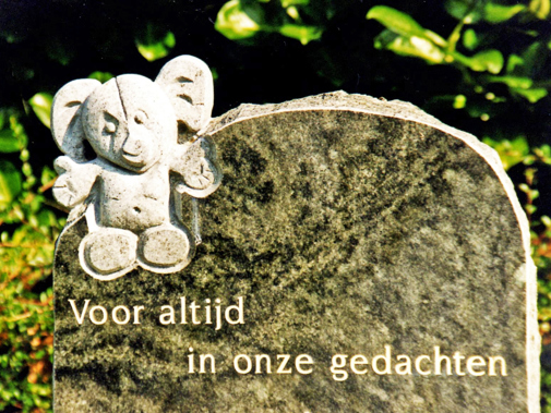 Verzen zijn schaars op hedendaagse kindergraven. Knuffelbeesten, tekeningen en speelgoed vormen de hoofdmoot, als reliëf of bijgelegd in de grafruimte. Dit kindergraf staat op de gemeentelijke begraafplaats van Nieuwe-Tonge. Foto: M. Hulsman