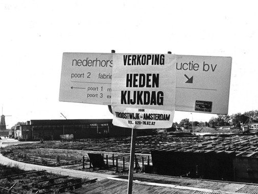 Borden met de teksten: 