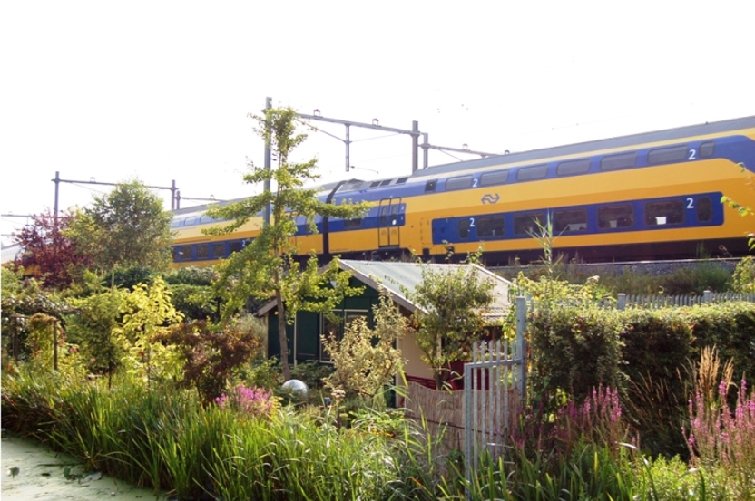 Tuin met een trein die voorbij rijdt. (Foto: Ellen Steendam)