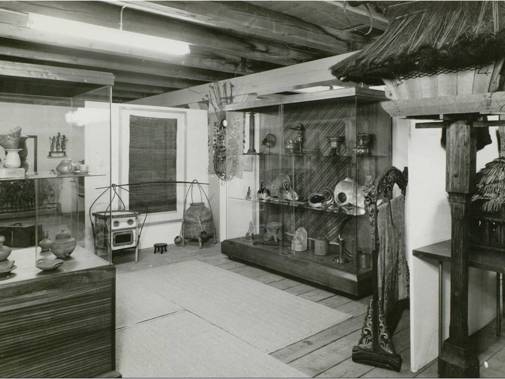 De tentoonstellingsruimte op de zolder van het Meisjeshuis.
