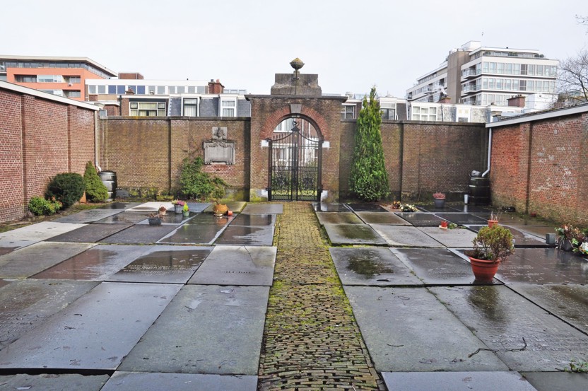 Ter Navolging in Scheveningen, de eerste openbare buitenbegraafplaats van Nederland. Aan de muur links van de poort een herdenkingssteen voor de schrijfsters Betje Wolff en Aagje Deken, die vooral bekend zijn geworden door het boek Sara Burgerhart. Foto: M. Hulsman