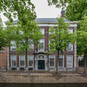 Het Meisjeshuis met rechts het tuinhek (Foto: Floris Scheplitz)