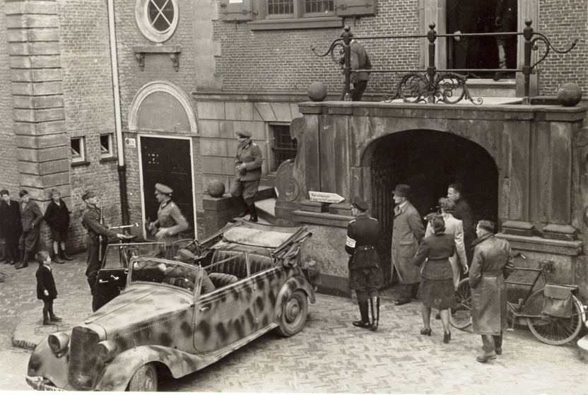 Het vertrek van de Duitsers uit Middelharnis. (Foto: Streekarchief Goeree-Overflakkee)