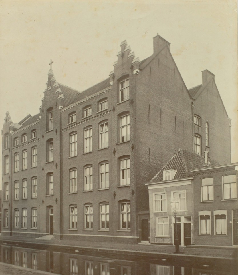 Het R.K. Oude Mannen en Jongensweeshuis aan de Kantoorgracht, omstreeks 1900. (Collectie Erfgoed Delft)
