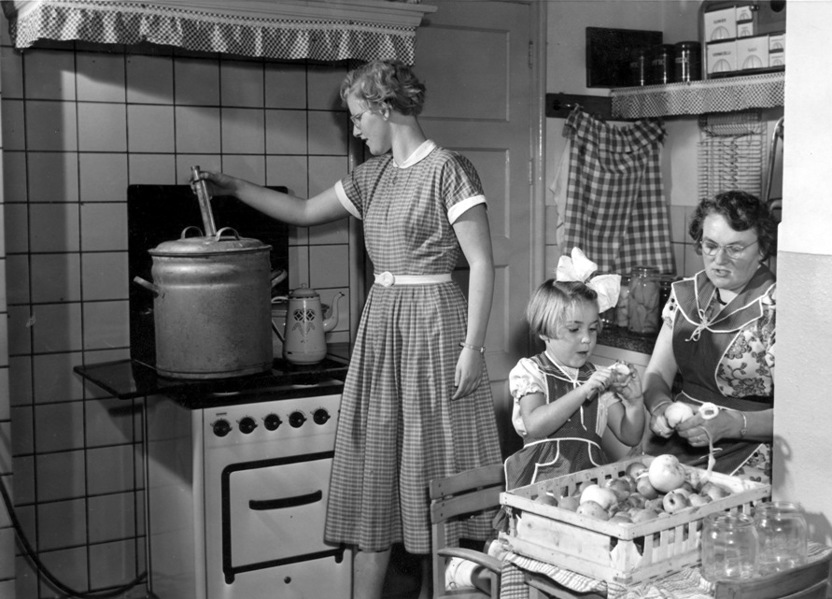 Wecken, inmaken van fruit, conserveren. In de keuken wordt fruit schoongemaakt en gekookt in water met o.a. suiker, citroensap en pectine. Daarna wordt het in gesteriliseerde glazen potten gedaan en luchtdicht afgesloten. Het fruit is zo lang houdbaar. 16 september 1953 (Foto: J.J.M. de Jong, Nationaal Archief / Spaarnestad)