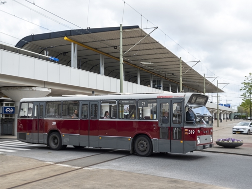 De historische bus komt aan in Voorburg (foto: Michel Groen / Charles Groeneveld)