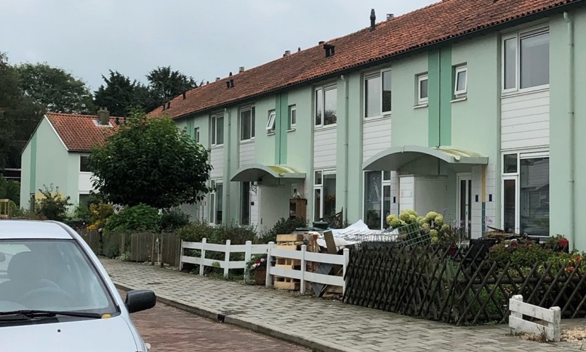 De Hoolboomstraat in de Kuil anno 2019: gerenoveerde huizen waarvan alleen de daken nog herinneren aan  de oude huizen uit de jaren vijftig. Foto uit persoonlijk archief Reggie Baay