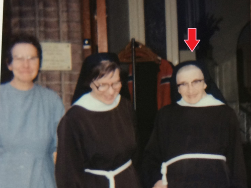 Zuster Agnes al op oudere leeftijd. (tekst op foto: Zuster Agnes in het Alvernase klooster bejaardenhuis La Verna.)