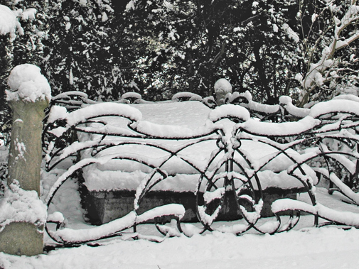 De palen en het hekwerk rond dit graf zijn uitgevoerd in jugendstil. Na het verlopen van de grafrechten is het graf opnieuw uitgegeven met behoud van tombe en hekwerk, Kerkhoflaan Den Haag. Foto: M. Hulsman