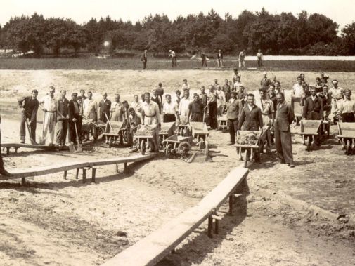 In februari 1934 gingen de werkzaamheden van start om het vliegveld te vergroten. Dit gebeurde in het kader van de werkverschaffing. Op 30 april beproefde de KLM de nieuwe landingsbaan met een zwaar vrachtvliegtuig, zodat vanaf dit moment ook goederen vervoerd konden worden. Dit kwam echter nooit van de grond. (Afbeelding: Streekarchief Voorne-Putten)