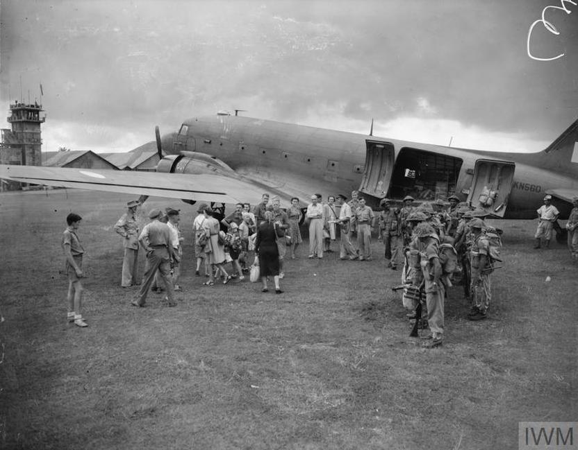 Om de orde in het chaotische Nederlands-Indië te handhaven werden onder meer Brits-Indische troepen ingezet. Soldaten rechts zijn uit een Dajita van Royal Air Force gestrapt op het vliegveld van Bandoeng. Pas bevrijde Nederlandse mannen. vrouwen en kinderen staan klaar om met hetzelfde toestel te worden geëvacueerd.  (Foto Sgt. Woollactott/Imperial War Museum?Collectie Air Ministry Second World War)