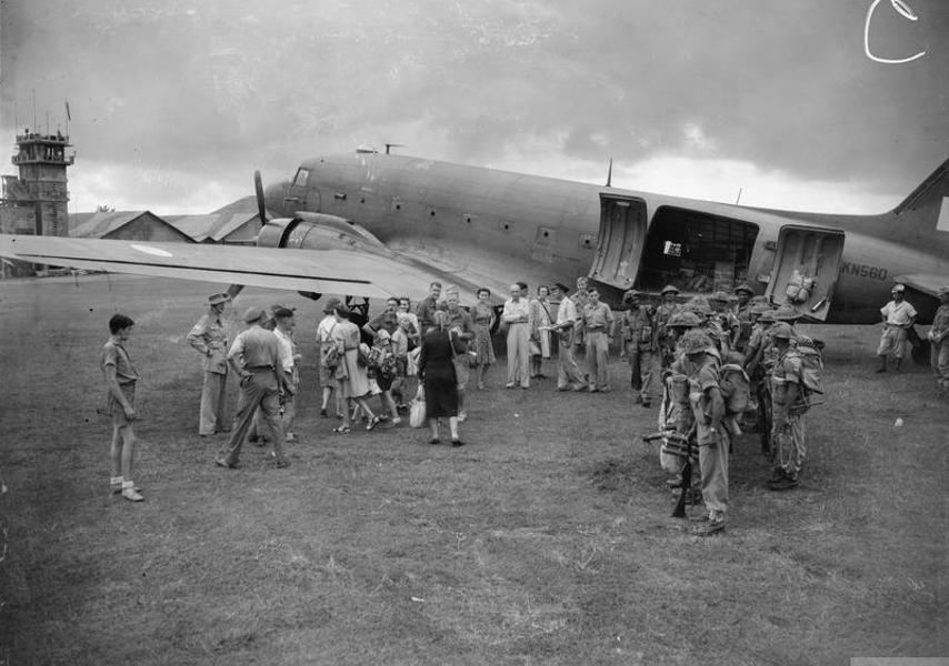 Om de orde in het chaotische Nederlands-Indië te handhaven werden onder meer Brits-Indische troepen ingezet. Soldaten rechts zijn uit een Dajita van Royal Air Force gestrapt op het vliegveld van Bandoeng. Pas bevrijde Nederlandse mannen. vrouwen en kinderen staan klaar om met hetzelfde toestel te worden geëvacueerd.  (Foto Sgt. Woollactott/Imperial War Museum?Collectie Air Ministry Second World War)