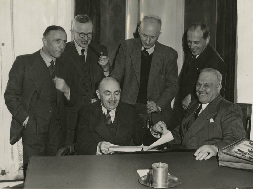 Op de foto zes mannen van middelbare leeftijd: zes fractieleden van de Haagse gemeenteraad. Zie voor meer context het bijschrift.