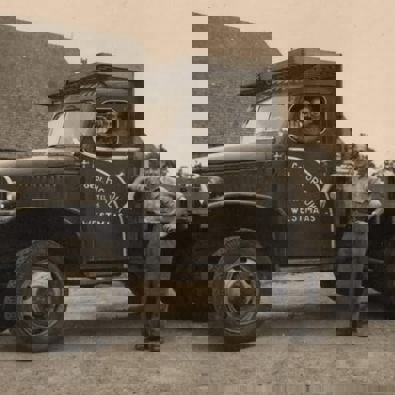 Twee werknemers (Cors & Arie Vermaas) met de vrachtwagen van de gebroeders Arie & Arend Hordijk op het hof van Hordijk in juni 1950.