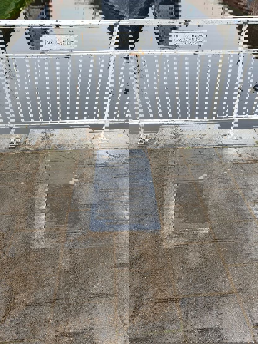 Steen van de Trekvaartroute Haarlem-Leiden op de Raaksbrug. Foto: Buro Kloeg.