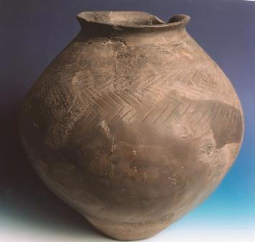 Deze pot, in 1985 in scherven opgegraven in een volkstuintje in Voorburg, geldt als een van de vroegste post-Romeinse vondsten uit de provincie.  Dit soort aardewerk wordt zowel in het Angelse herkomstgebied als in Engeland aangetroffen, en dus ook éénmaal in Voorburg, waar rond 400 een Angel tijdelijk moet zijn neergestreken tussen de ruïnes van Forum Hadriani. (Collectie: Archeologische Werkgroep Leidschendam-Voorburg / foto T. Penders) 