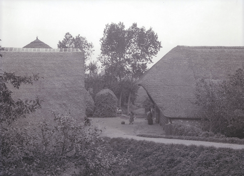 Boerderij van D. van Bruchem met dakoverstek, in Oosterwijk bij Leerdam (Foto: Klaas Uilkema, 1924 / Rijksdienst voor het Cultureel Erfgoed / CC 3.0)