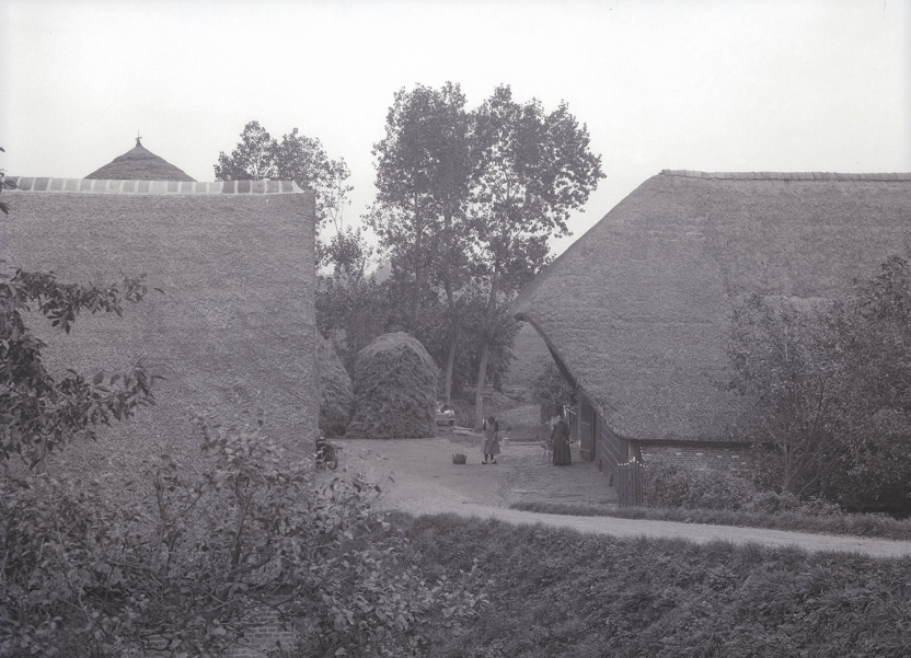 Boerderij van D. van Bruchem met dakoverstek, in Oosterwijk bij Leerdam (Foto: Klaas Uilkema, 1924 / Rijksdienst voor het Cultureel Erfgoed / CC 3.0)